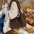 Braune Teddy-Fleece-Einkaufstasche mit beigem Blumenmuster für herbstliche Outfits - Braun