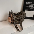 Umhängetasche mit Leopardenmuster, verstellbarem Gurt und süßem Bären-Anhänger - Khaki mit Anhänger