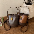 Bolso cubo retro en colores de contraste con cierre dorado y asa para invierno 2025 - Marrón