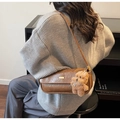 Braune Retro-Schultertasche aus PU-Leder mit süßem Plüsch-Hundeanhänger und Textur - Khaki (Ohne Anhänger)