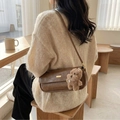 Dunkelbraune Retro-Schultertasche mit Goldschließe und süßem Plüschbär-Schlüsselanhänger - Braun Ohne Anhänger