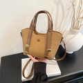 Bolso de mano tejido retro con textura marrón y hebilla dorada para mujer en bodegón - Caqui