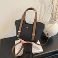 Bolso de mano tejido negro de moda con asas de cuero marrón y correa de hombro ajustable - Negro