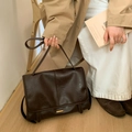 Borsa a tracolla vintage in morbida pelle marrone scuro con dettagli in metallo dorato minimal - Marrone