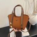 Bolso tote color caramelo con textura tejida, asas de cuero y detalles dorados - Marrón