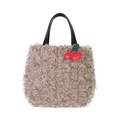 Borsa a spalla grigia in ecopelliccia con trama rosa e ciondolo a ciliegia alla moda - Cachi