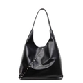 Schwarze Hobo-Schultertasche aus Leder mit silbernen Nieten und diagonalen Nähten - Schwarz