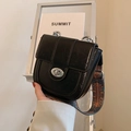 Borsa a tracolla in pelle nera lucida con ampia tracolla con motivo bohémien - Nero