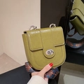 Borsa a sella in pelle verde oliva con tracolla larga a motivo totem e fibbia argento - Verde