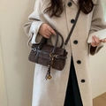 Borsa boston minimalista in pelle scamosciata marrone con frange e tracolla da donna - Cachi