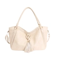 Borsa tote beige crema con ciondolo a nappe e cuciture intrecciate su sfondo bianco - Bianco