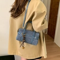 Borsa a mano in pelle scamosciata blu con fibbia in metallo e ciondolo intrecciato - Blu