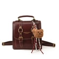 Vintage Rucksack aus bordeauxrotem Öl-Wachs-Leder mit Schnallen und Bärenanhänger - Mit Anhänger / Burgunderrot