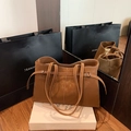 Braune Unterarm-Tasche aus Wildlederimitat mit langen Riemen und Tunnelzug-Details - Braun