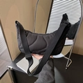 Bolso de hombro acolchado negro en forma de media luna con costuras onduladas y correa - Negro