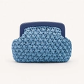 Borsa clutch intrecciata celeste con montatura in resina blu scuro e texture intrecciata - Blu