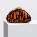 Elegante bolso de mano de acrílico naranja con líneas negras y cierre dorado - Cierre esférico con cristales