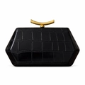 Gros plan d'une pochette noire motif crocodile avec fermoir métallique doré élégant - Noir
