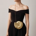 Elegante bolso de mano dorado con forma de concha y textura metálica con cadena - Dorado