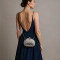 Elegante borsa da sera a conchiglia in metallo argento con tracolla a catena - Argento