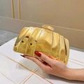Pochette de soirée dorée en métal avec texture plissée brillante et design coquillage - Doré