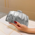 Pochette métallique argentée au design rayé vertical présenté par un mannequin - Argenté