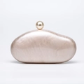 Elegante borsa a mano in acrilico con texture madreperla e chiusura a perla - Perla