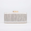 Elegante pochette da sera in acrilico marmorizzato bianco perla con chiusure dorate - Bianco