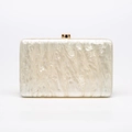 Pochette da sera in acrilico marmorizzato avorio con elegante chiusura dorata a cilindro - Bianco latte