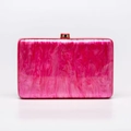 Bolso de noche acrílico mármol magenta con cierre dorado y textura de concha elegante - Rosa Rojo