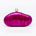 Dettaglio della borsa a mano fucsia in acrilico marmorizzato con chiusura a perla grande - Rosa Rosso