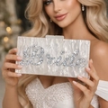 Pochette sposa in acrilico bianco perlato con scritta Bride per feste di matrimonio - Lettera d'Argento