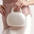 Bolso de mano moderno en acrílico blanco perlado con forma redonda minimalista para fiesta - Blanco lechoso