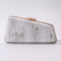 Asymmetrische avondtas van wit marmer acryl met roségouden metalen frame - Wit