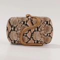 Bolso de noche con textura de serpiente y cierre dorado en forma de serpiente - Caramelo