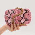 Elegante bolso de mano de serpiente rosa con broche de serpiente dorada y cadena - Rosa