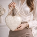 Elegante borsa da sera a cuore in acrilico con trama perlata e manico a catena - Bianco latte