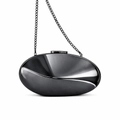 Elegante schwarze Abendtasche in Kieselform mit Metallic-Finish und feiner Kette - Schwarz