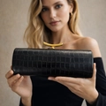 Elegante schwarze Handtasche mit Krokodilprägung und stilvollem goldenem Metallverschluss - Schwarz