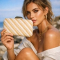 Modische beige gewebte Stroh-Abendtasche mit goldenem Metallverschluss für elegante Damen - Milchweiß