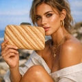 Handgewebte Stroh-Clutch mit goldenem Metallverschluss für elegante Abendpartys am Strand - Aprikose