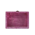 Detail der lila marmorierten Acryl-Clutch mit elegantem goldenem rechteckigem Verschluss - Lila Marmor