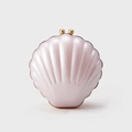 Détail de la pochette de soirée en forme de coquillage rose perlé avec fermoirs dorés - Couleur Coquillage