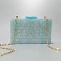 Pochette en acrylique rayé bleu clair avec texture marbrée et chaîne dorée - Bleu ciel