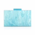 Dettaglio pochette da sera in acrilico marmorizzato blu e bianco con chiusura a scatto - Celeste