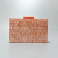 Pochette chic en acrylique avec rayures nacrées pêche et or et fermoir orange élégant - Orange Rose