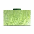 Dettaglio della pochette in acrilico effetto marmo verde con chiusure rettangolari - Verde-giallo