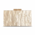 Dettaglio della pochette in acrilico effetto marmo avorio con eleganti chiusure dorate - Albicocca