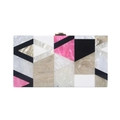 Vorderansicht der geometrischen Acryl-Abendtasche mit buntem Patchwork und goldenem Verschluss - Schwarzes Patchwork-Stil