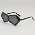 Futuristische schwarze Oversize-Sonnenbrille mit geometrischen Gläsern in Dunkelgrau - Schwarzer Rahmen Graue Gläser